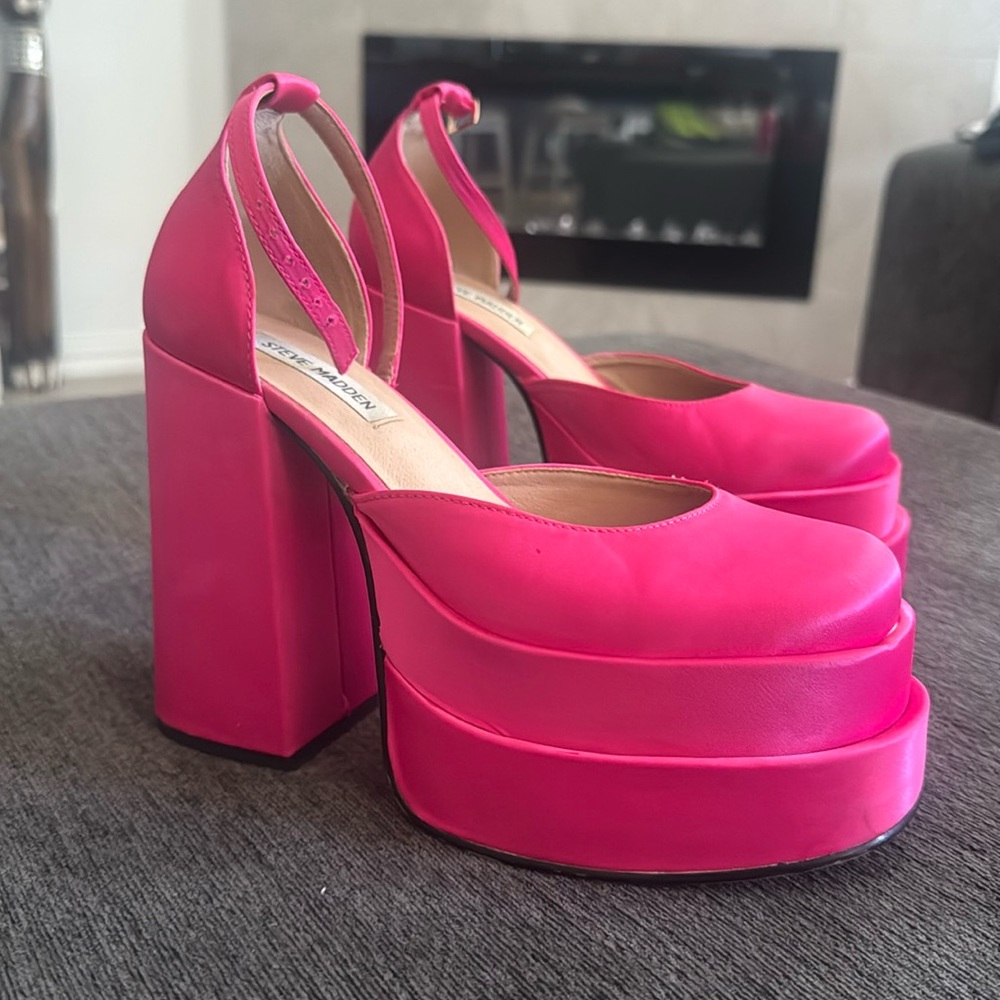 Steve Madden -
Charlize Satin
Platform Mary Jane
Heels - Fuschia
